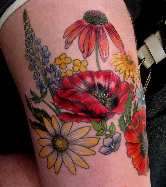 腿部彩色鲜艳的花朵纹身图片