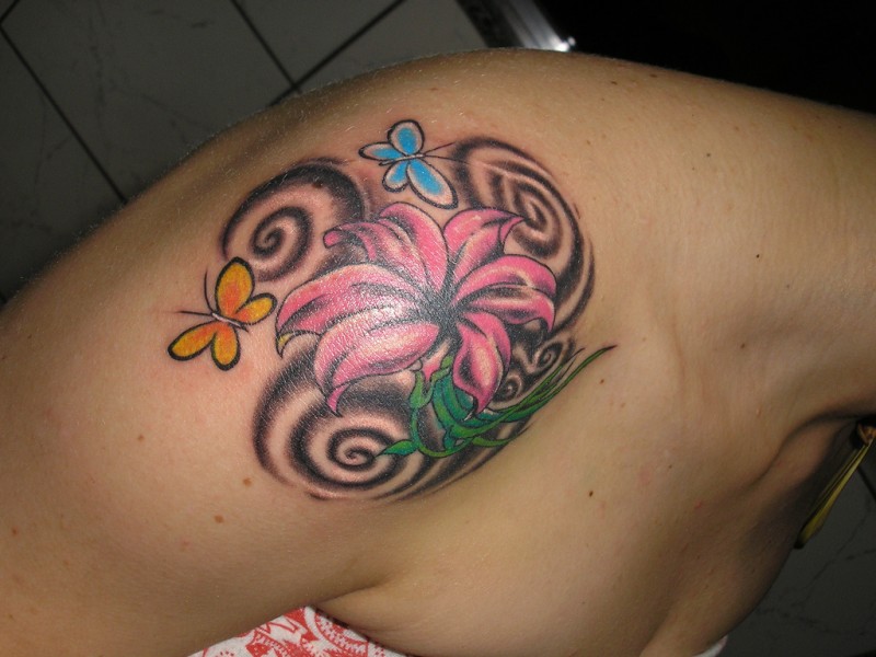 肩部彩色异国花卉与蝴蝶纹身图片