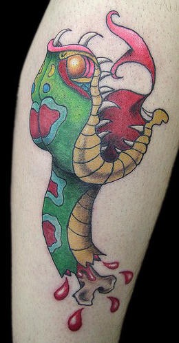 手臂彩色卡通蛇头传统纹身图片