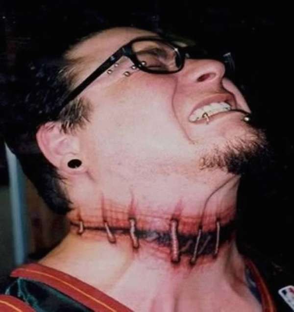 脖子毛骨悚然的恐怖电影像血缝纹身