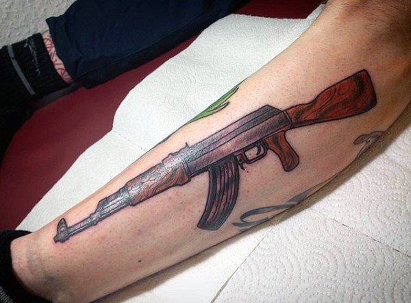 腿部AK步枪彩色纹身图片