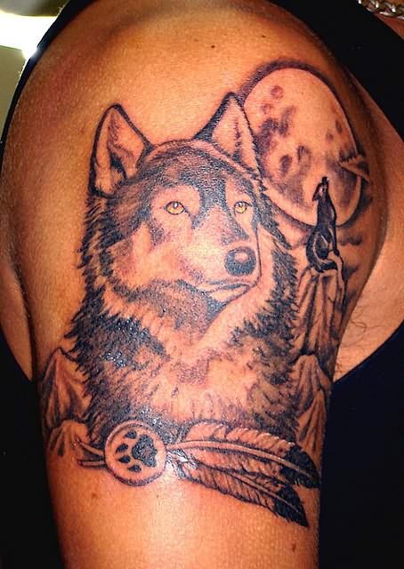 肩部棕色月亮和狼的纹身图片