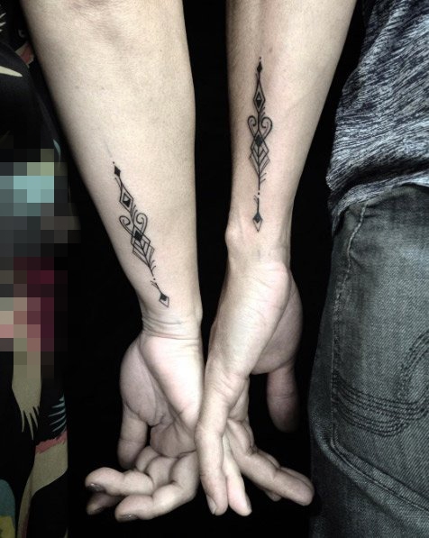 情侣手臂上黑色线条素描创意个性文艺小图案纹身图片