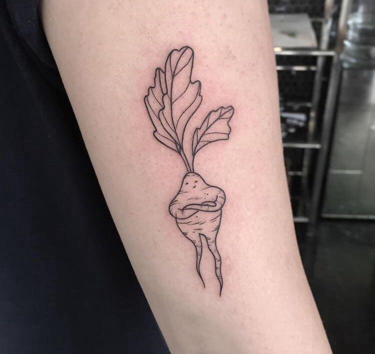女生手臂上黑色简单线条植物叶子萝卜纹身图片