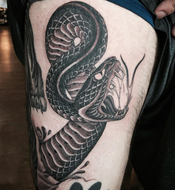 男生手臂上黑色点刺抽象线条动物蛇纹身图片