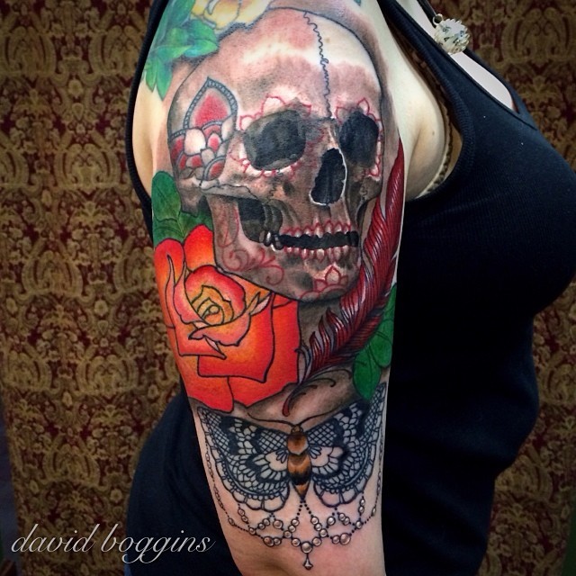 肩部水彩色的骷髅和玫瑰纹身图片