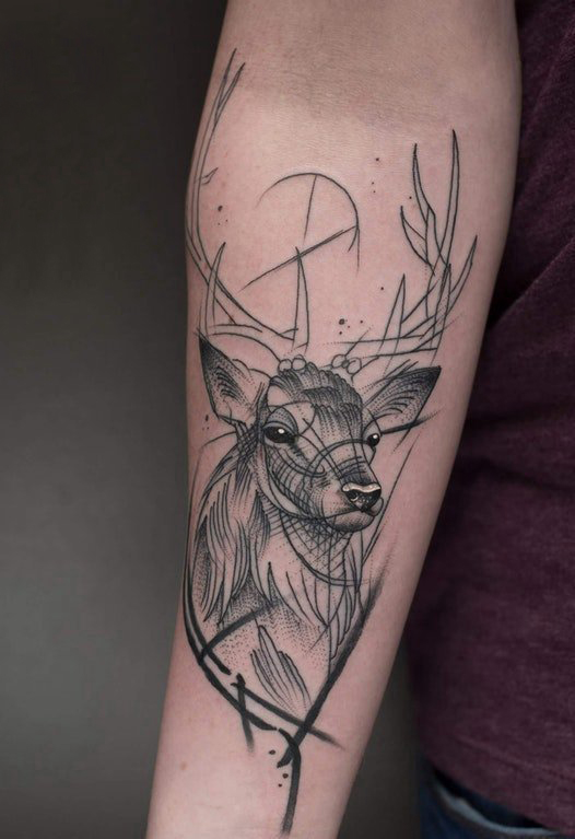 男生手臂上黑色素描简单线条小动物麋鹿纹身图片