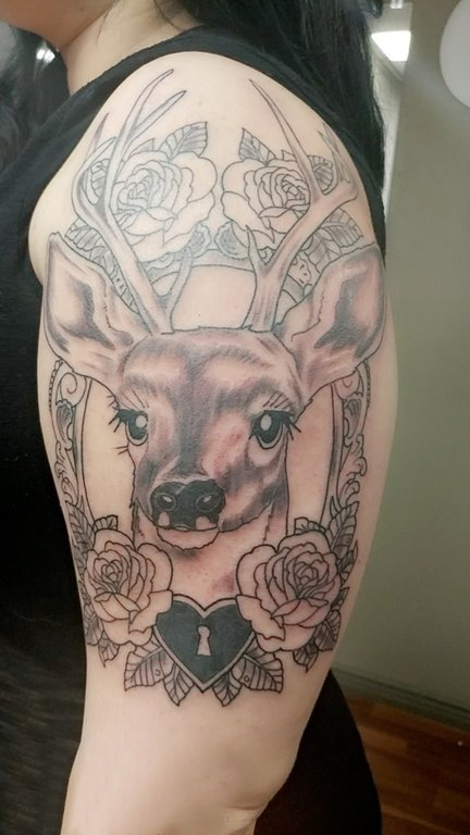 女生手臂上黑灰点刺植物花朵和小动物鹿纹身图片