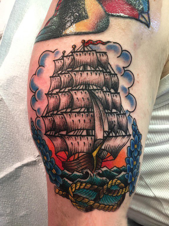 大臂纹身图 男生大臂上彩绘的帆船纹身图片
