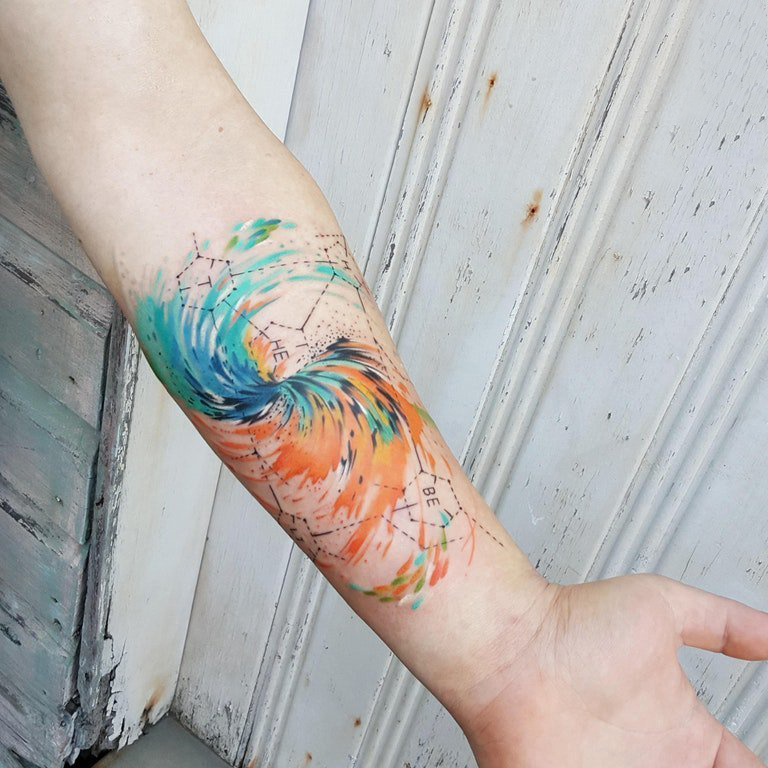 纹身手臂女生 女生手臂上彩色的线条纹身图片