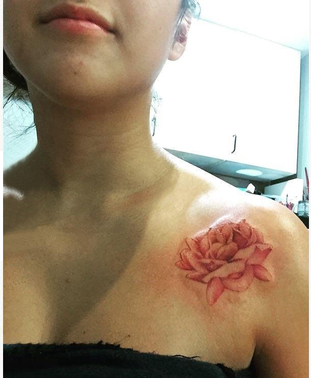 玫瑰纹身图 女生锁骨下玫瑰纹身图片