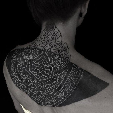 颈部繁花纹身：颈部后背处的一组梵花纹身图片欣赏