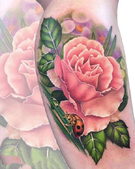 小手臂上的一组粉红色花朵纹身作品图片