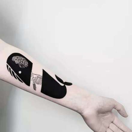 黑色风格独特的鲸鱼纹身图片