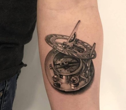 指南针主题的一组钟表纹身图片