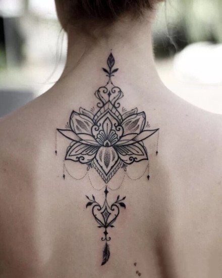 适合女生纹在后背脊柱处的唯美梵花纹身图片