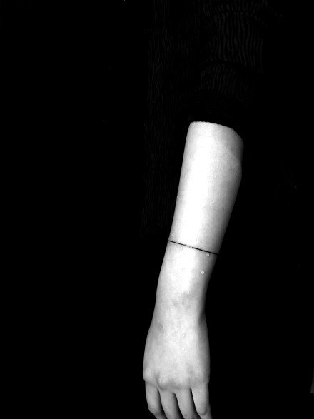 环绕手腕的超简约一条线纹身作品