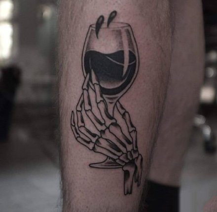 一组酒杯啤酒瓶题材的纹身图片9张
