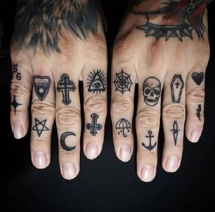 纹满几个手指上的school小手指纹身作品欣赏