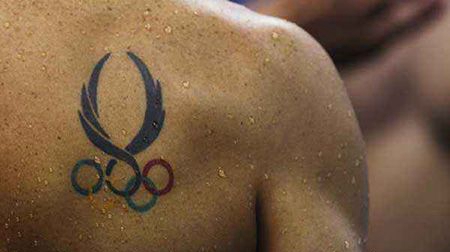 背部奥运五环标志纹身图片