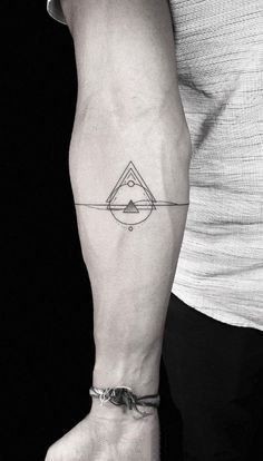 9张不同风格的三角形纹身图片