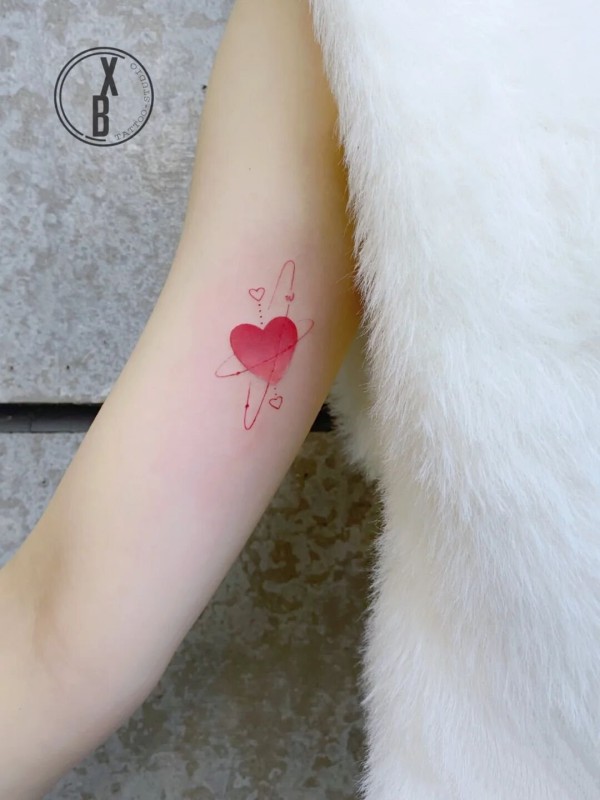 适合女生的9张多彩爱心纹身图片