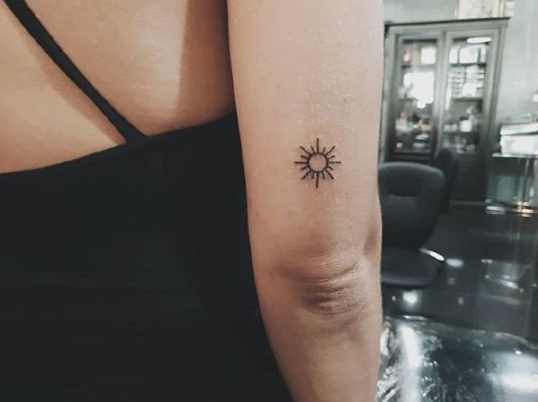 简约小图案的太阳纹身图片9张