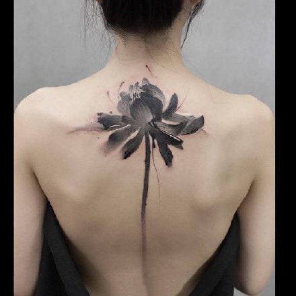 一组女性后背脊柱上的美丽花卉纹身图片