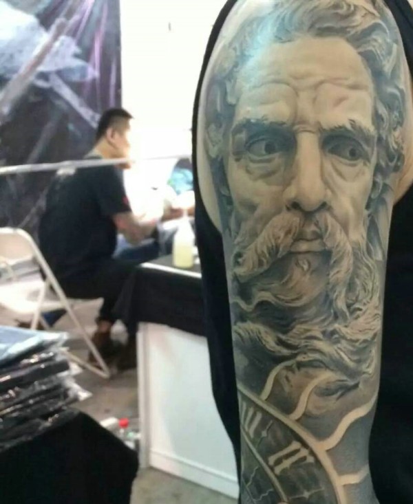 欧美黑灰花臂男士肖像纹身图片