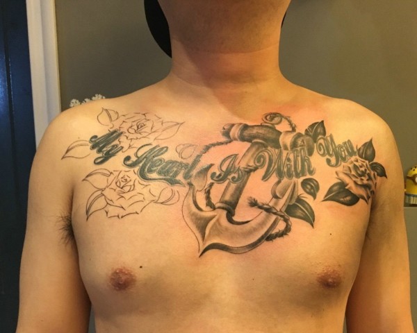 男士胸前道具与英文结合的纹身图片