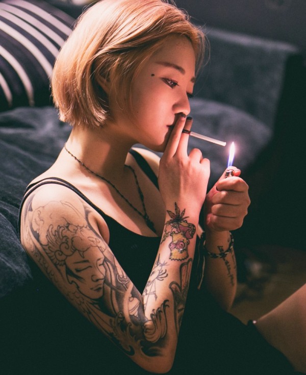 短发时髦美女的花臂纹身图片