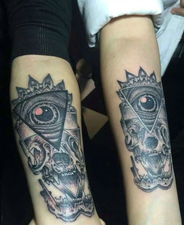 几何眼球与骷髅结合的手臂情侣纹身