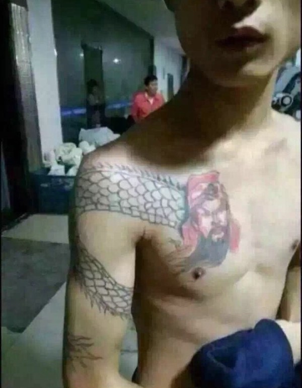 过肩的低调小关公头像刺青