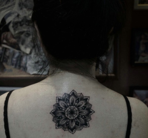 女生背部一款漂亮的梵花刺青