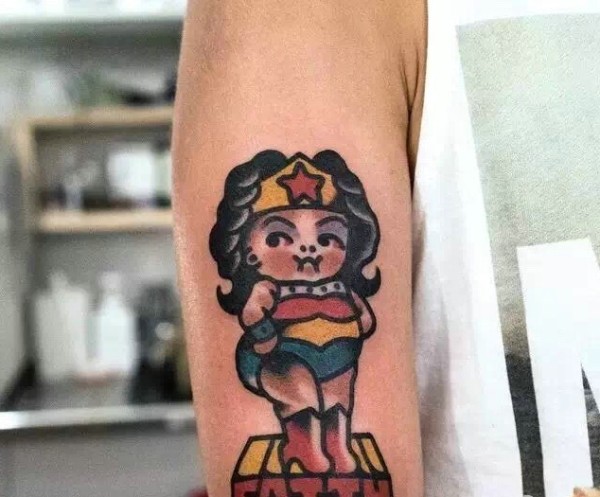 各色各样的不同图案的七彩纹身