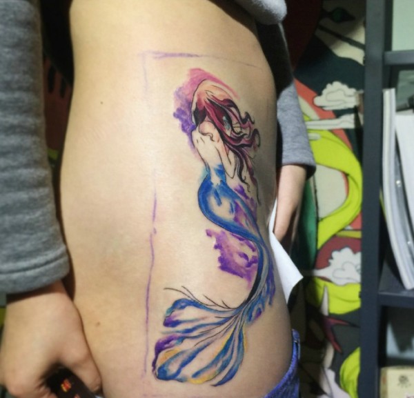 侧腰部的漂亮美人鱼纹身美美的