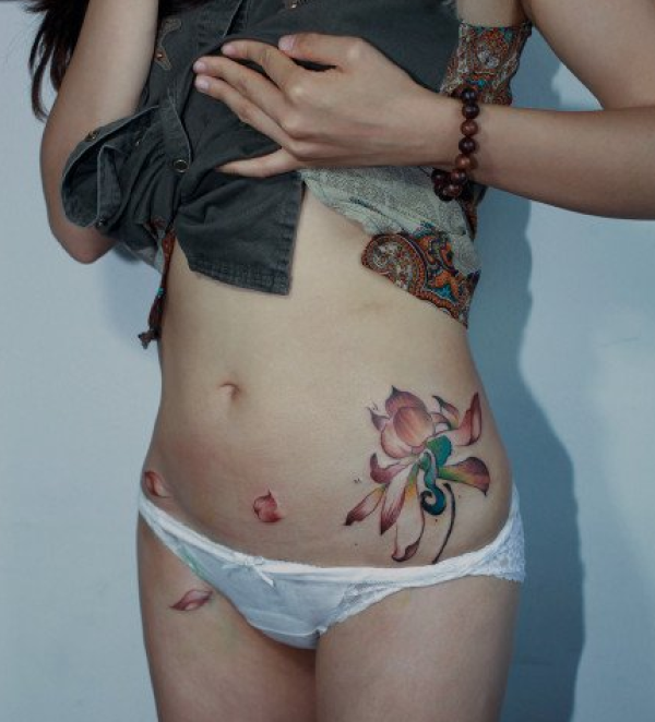 腹部水彩莲花纹身图片