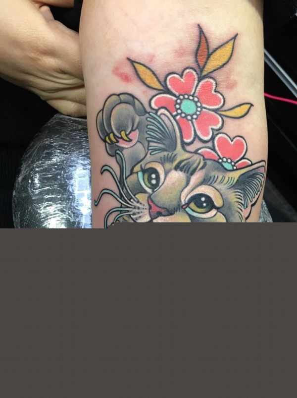 可爱萌萌的手臂小花猫纹身图片
