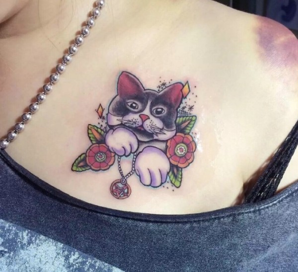 锁骨上的小花猫刺青可爱又动人