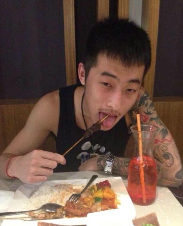 土豪小男生满身都是纹身简直酷毙了