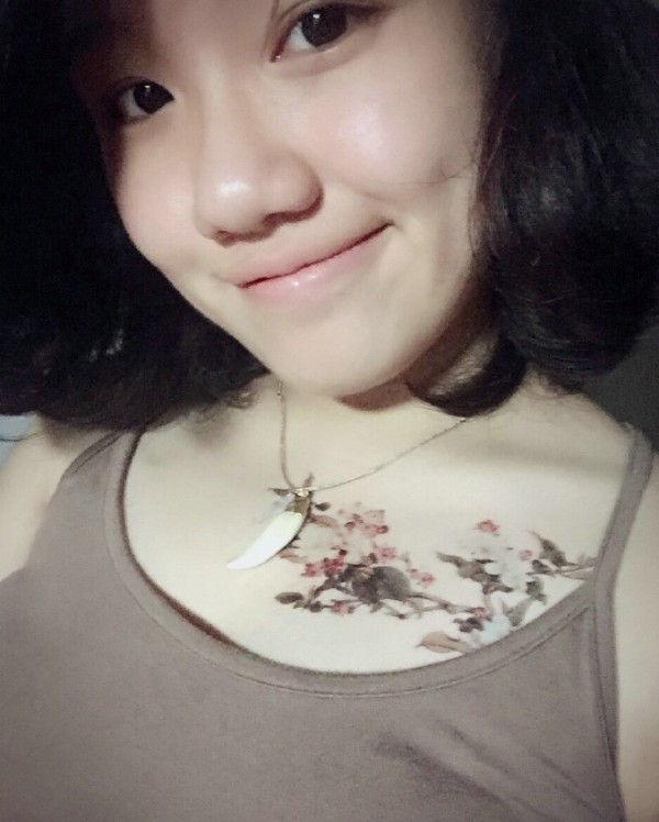 自恋狂女生的漂亮纹身不停的在炫耀自拍