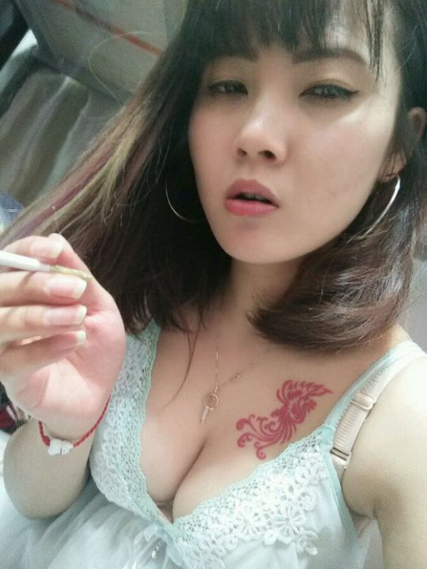 美女胸部性感的凤凰纹身图片