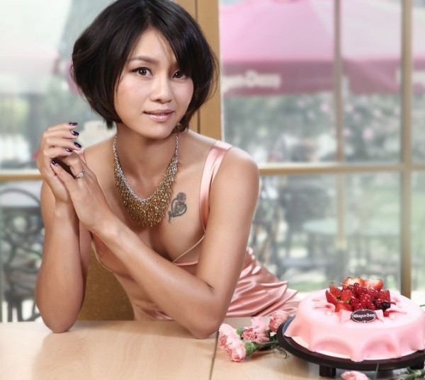 夏日李娜清凉出镜性感玫瑰纹身乍现