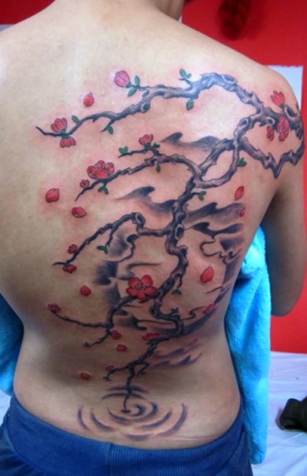 盛开在背部的唯美水墨画纹身图4