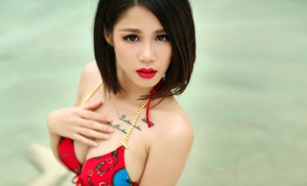 美女胸部纹身诱惑图4