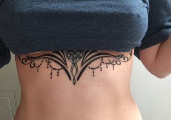 最火的sternum tattoo图3