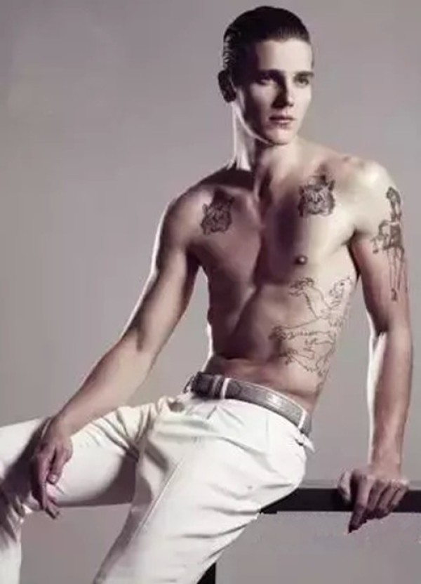 时尚纹身男模写真集图3