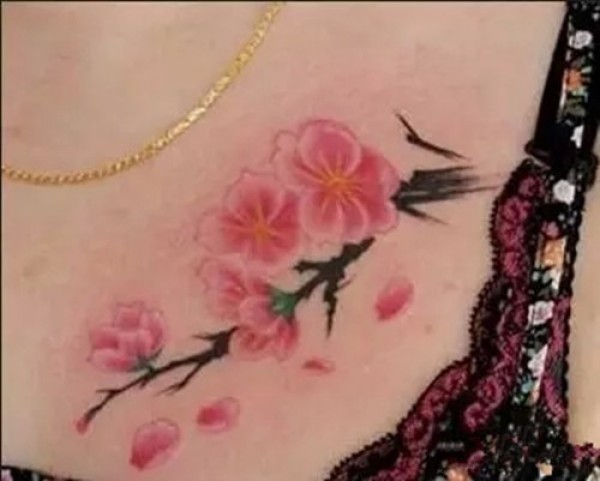 桃花一簇开无主  可爱深红映浅红  桃花纹身图6
