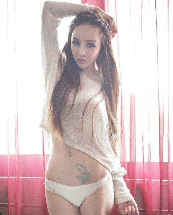 钟爱纹身的性感美女图5