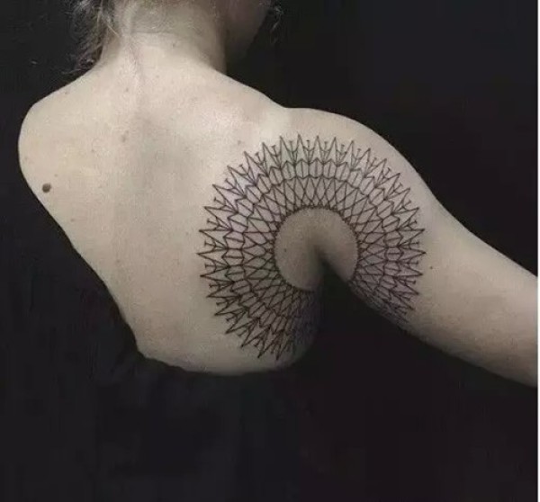 简单个性的圆形图腾纹身图6